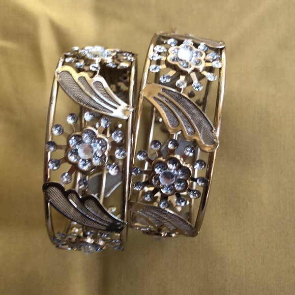 Set of 2 gold colored broad bangles - Picture 6 of 6